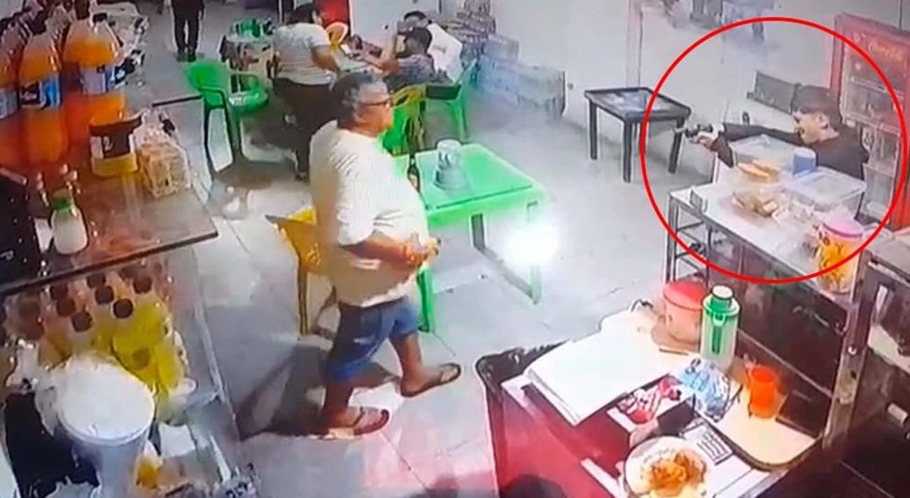 A sangre fría pistolero asesinó a un comerciante delante de varios clientes