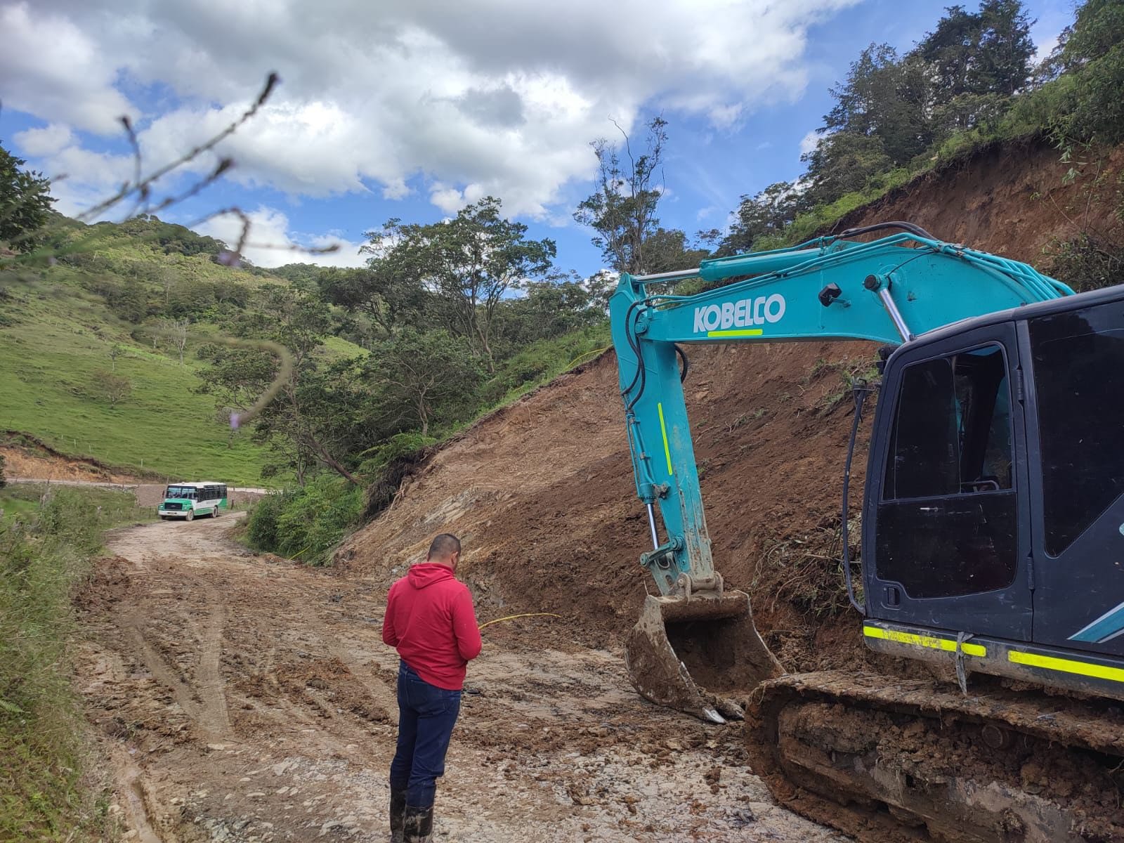 Deslizamientos afectaron viviendas y vías en el sur de Santander