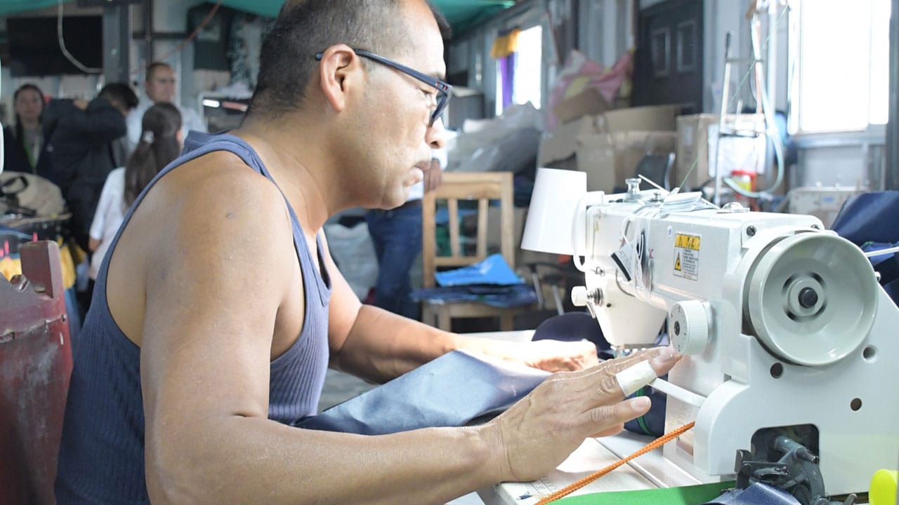 3.600 estudiantes de cuatro regiones del país se benefician con morrales hechos por firmantes de paz