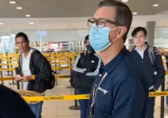 Ejemplar sanción contra funcionario de inmigración que agredió a golpes a un turista