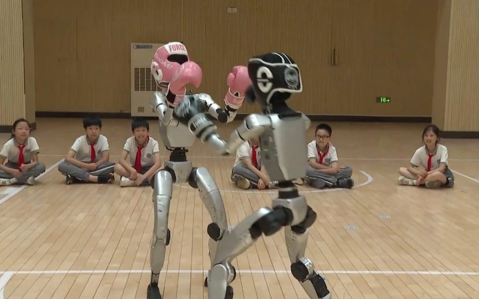 Los humanoides que sirven cerveza y boxean