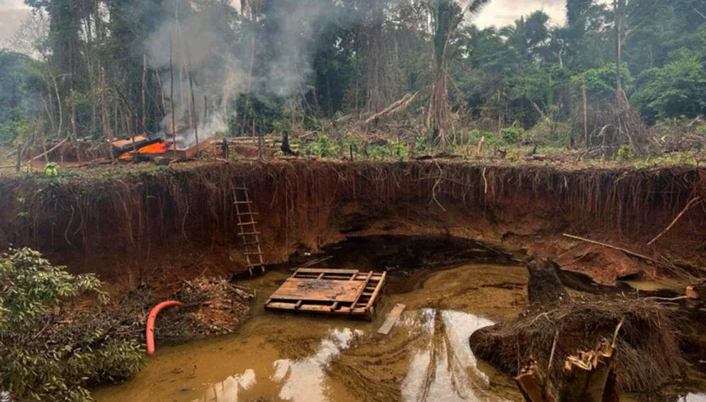 Recuperan 12 predios protegidos y capturan 54 personas por minería ilegal