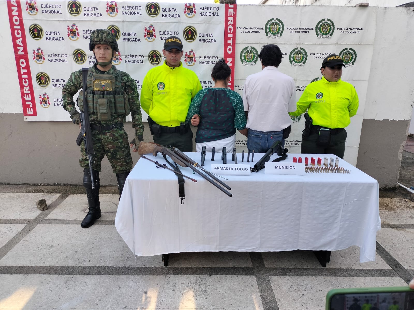 Apresaron a pareja con seis armas de fuego en zona rural