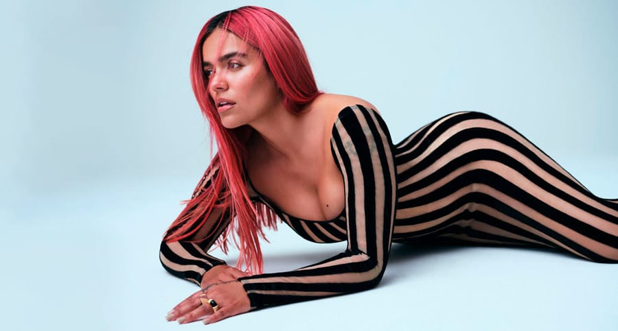 Karol G deslumbra en la portada de Elle España con un tributo a sus raíces latinas