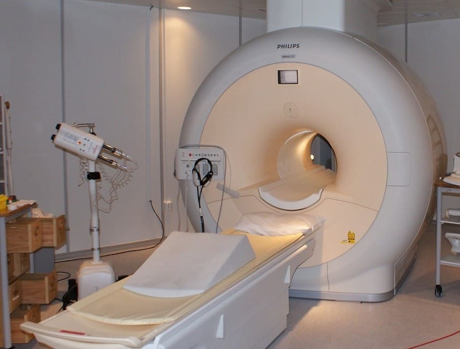 No cumplió con las normas y fue succionado por máquina de resonancia magnética