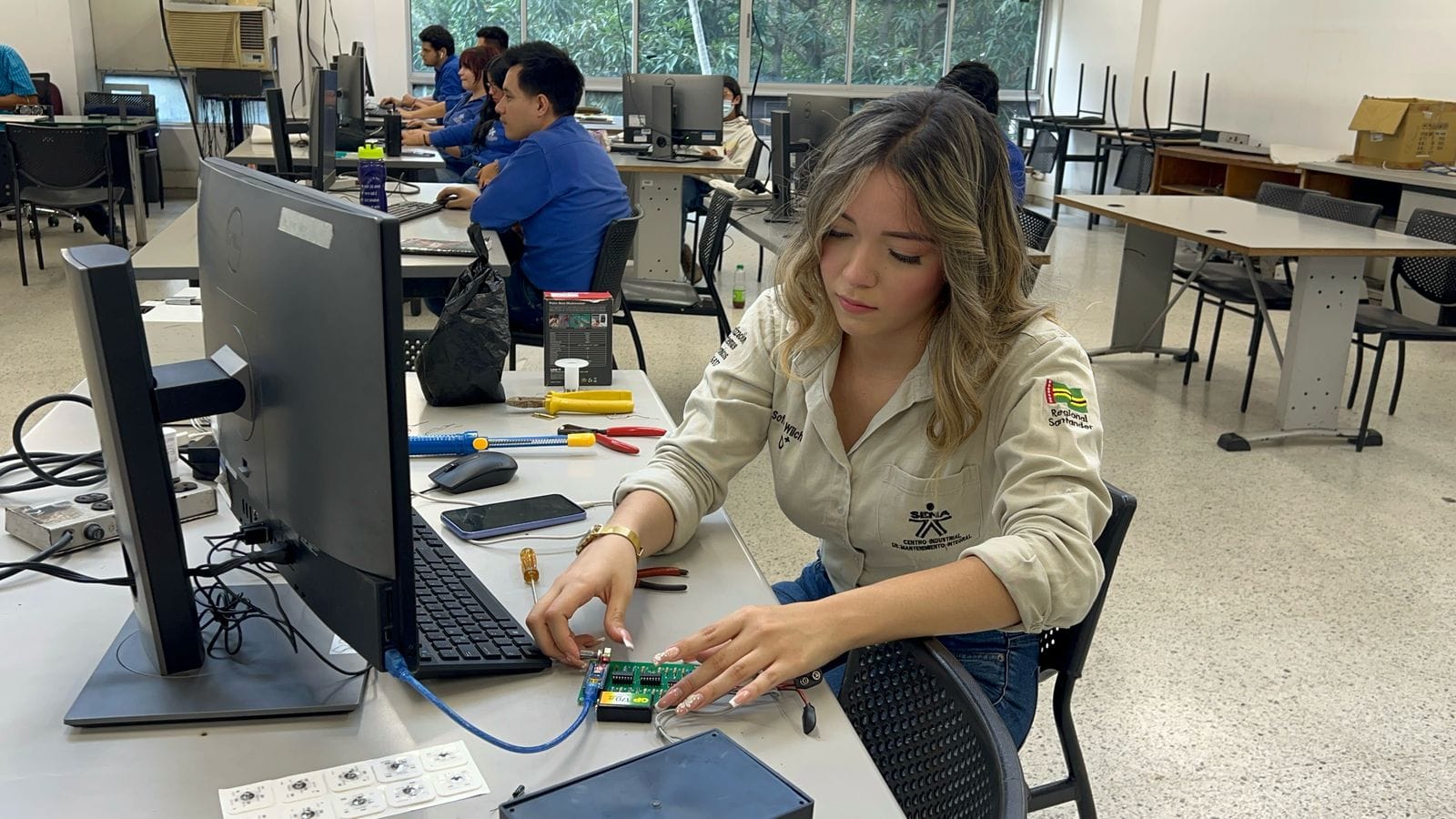 Entre robots y pasarelas: la historia de Sofía, aprendiz SENA que rompe estereotipos