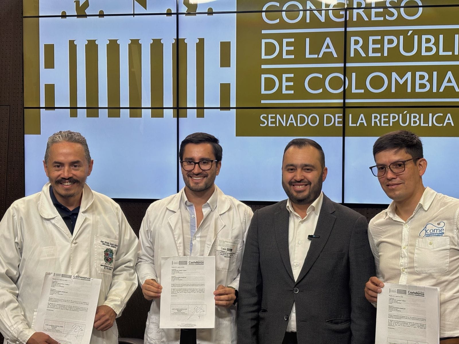 Proponen pensión especial para médicos y trabajadores de la salud