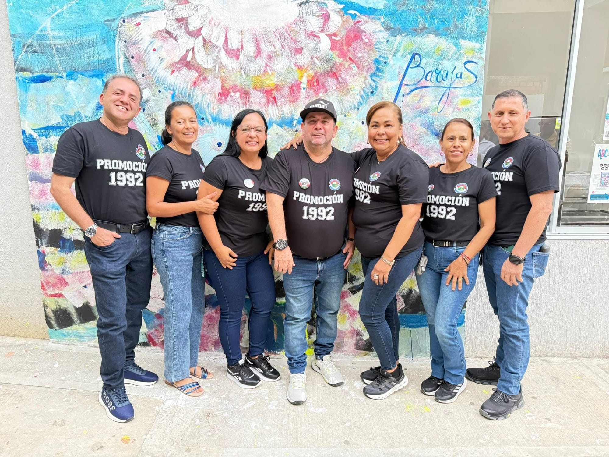 Exalumnos atesorando emotivos recuerdos