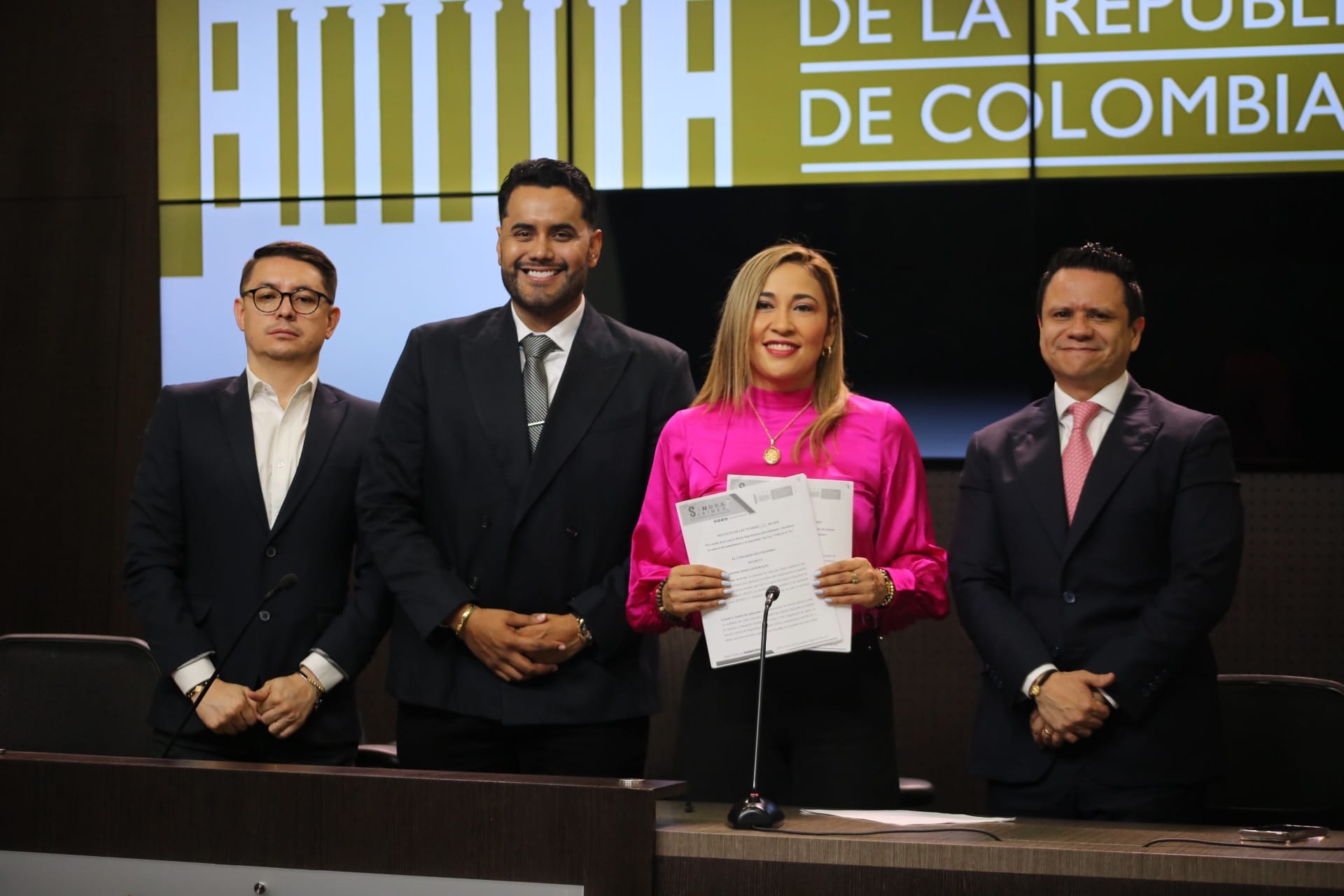 Senadora santandereana radica proyecto de ley para frenar los abusos de las fotomultas