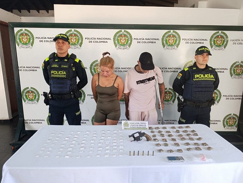 Capturan a pareja por cargar estupefacientes y arma de fuego