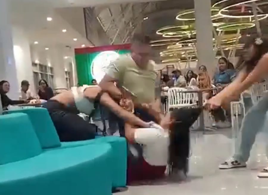 Madre e hija lo cogieron con 'las manos en la moza'