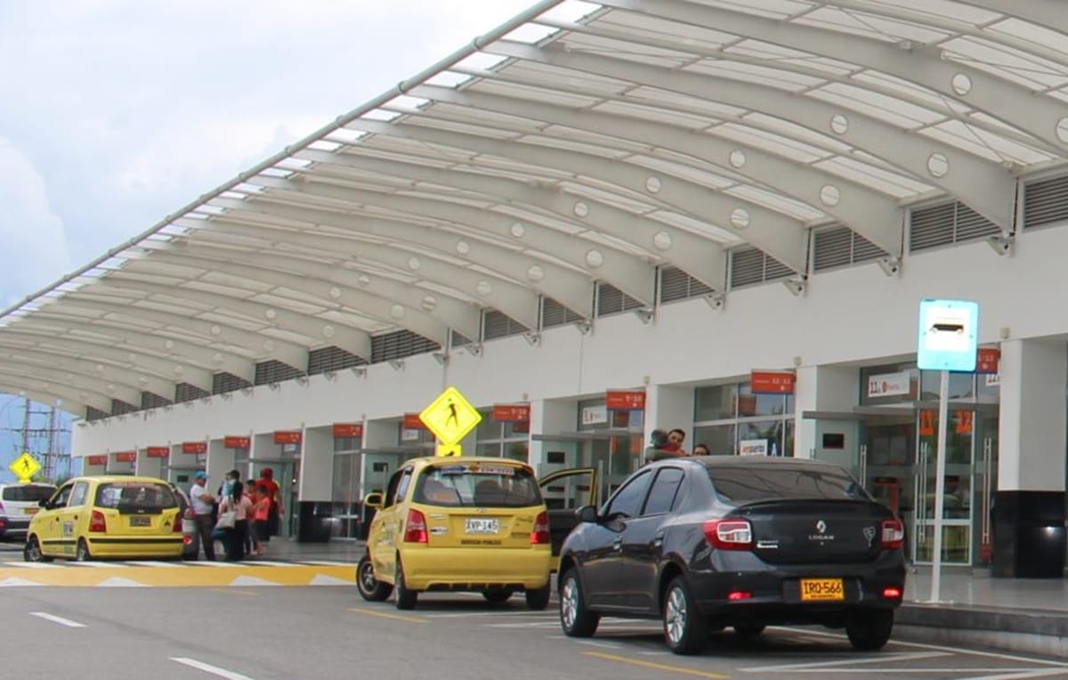 Rifirrafe constante entre taxistas y operador logístico del aeropuerto