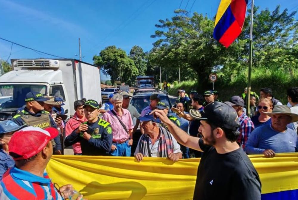 En Piedecuesta campesinos bloquearon la vía a Bogotá