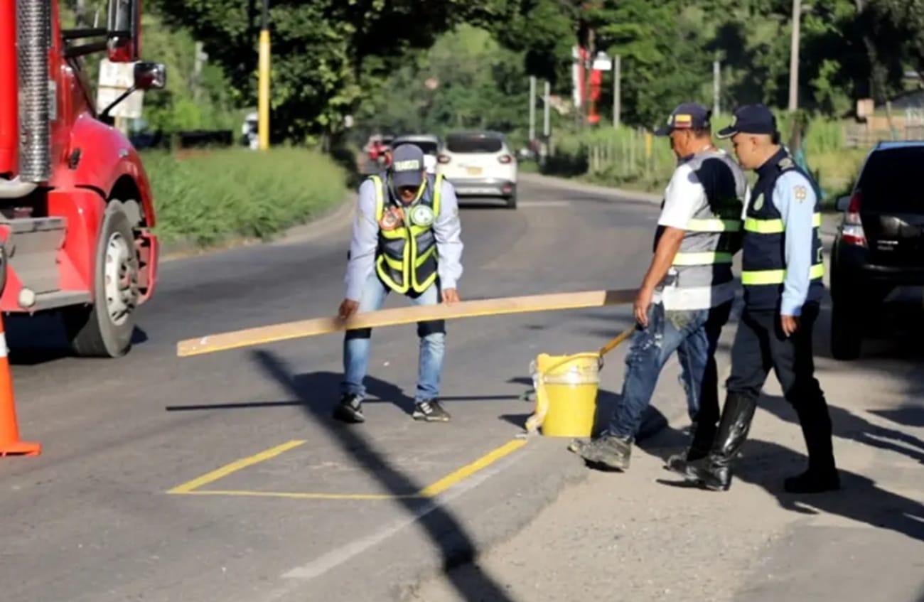 Para prevenir accidentes Tránsito de Girón pintó 200 huecos en la vía que conecta con Floridablanca