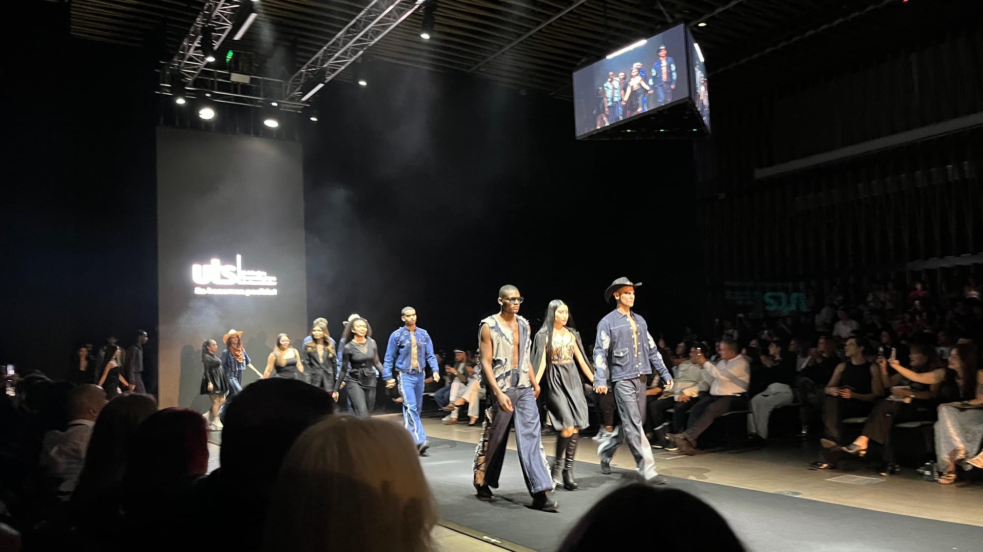 Estudiantes de Gestión de la Moda UTS brillaron con la pasarela “ARIZONA” en el Santander Fashion Week 2025