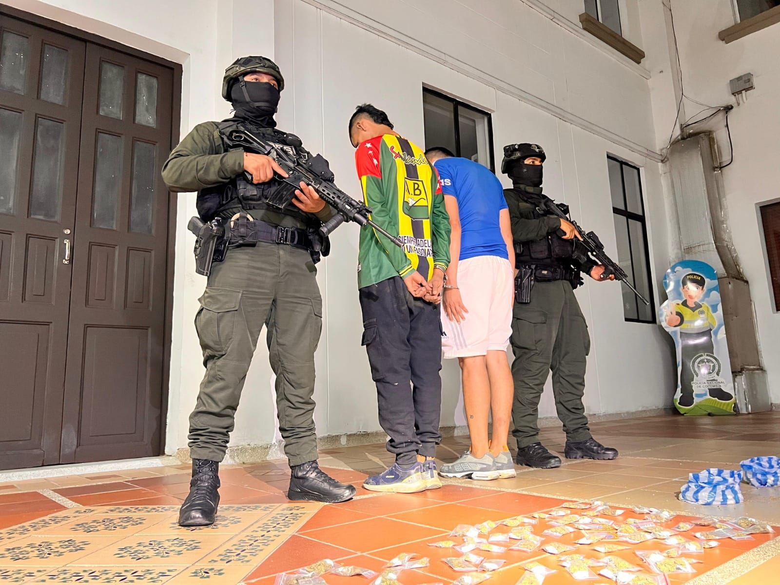 Autoridades capturan a cuatro personas con armas de fuego y drogas en Bucaramanga