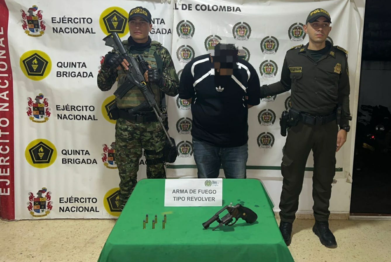 Fue detenido hombre que llevaba un revólver en Santander