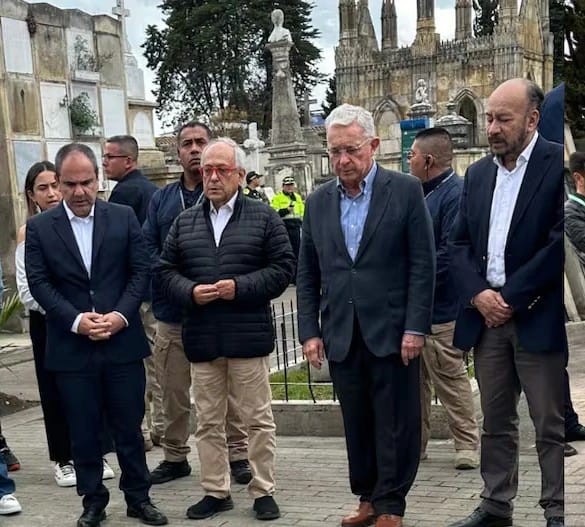 Álvaro Uribe desde la calle le da aire al Centro Democrático