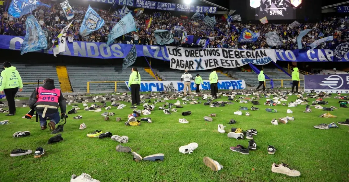 Hinchas de Millonarios lanzaron zapatos a la cancha en El Campín: partido suspendido y crisis en el club