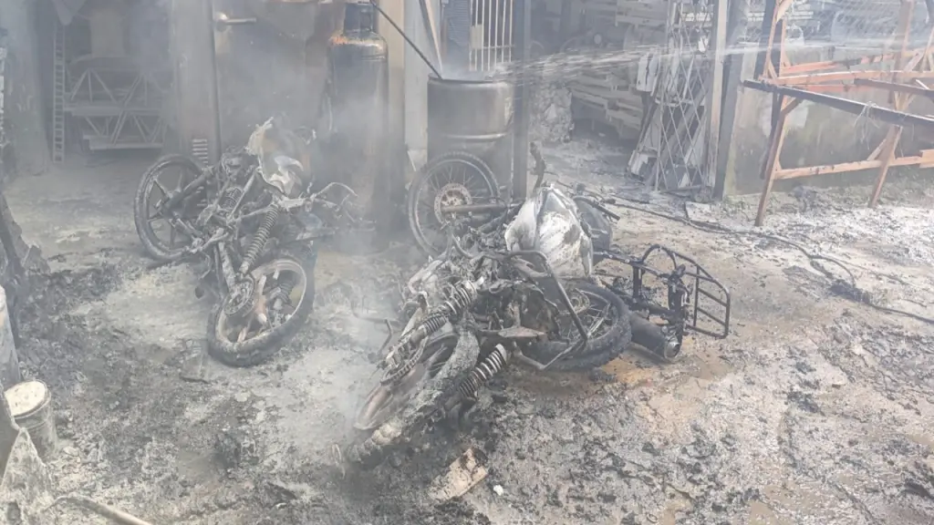 Incendio en taller de Bucaramanga deja dos personas heridas y tres motos quemadas