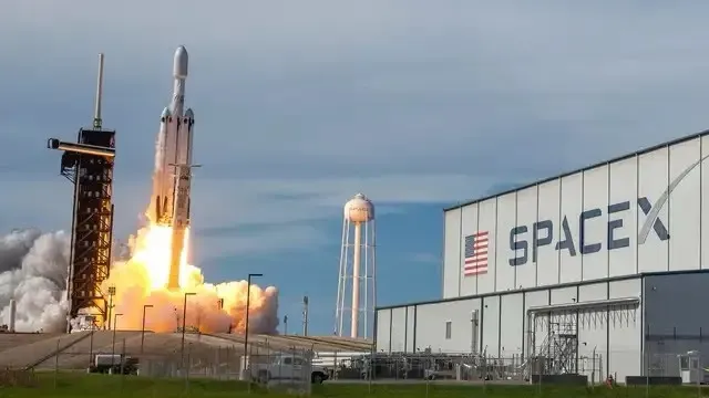 Tripulación internacional llega a la EEI en tiempo récord a bordo de cápsula de SpaceX