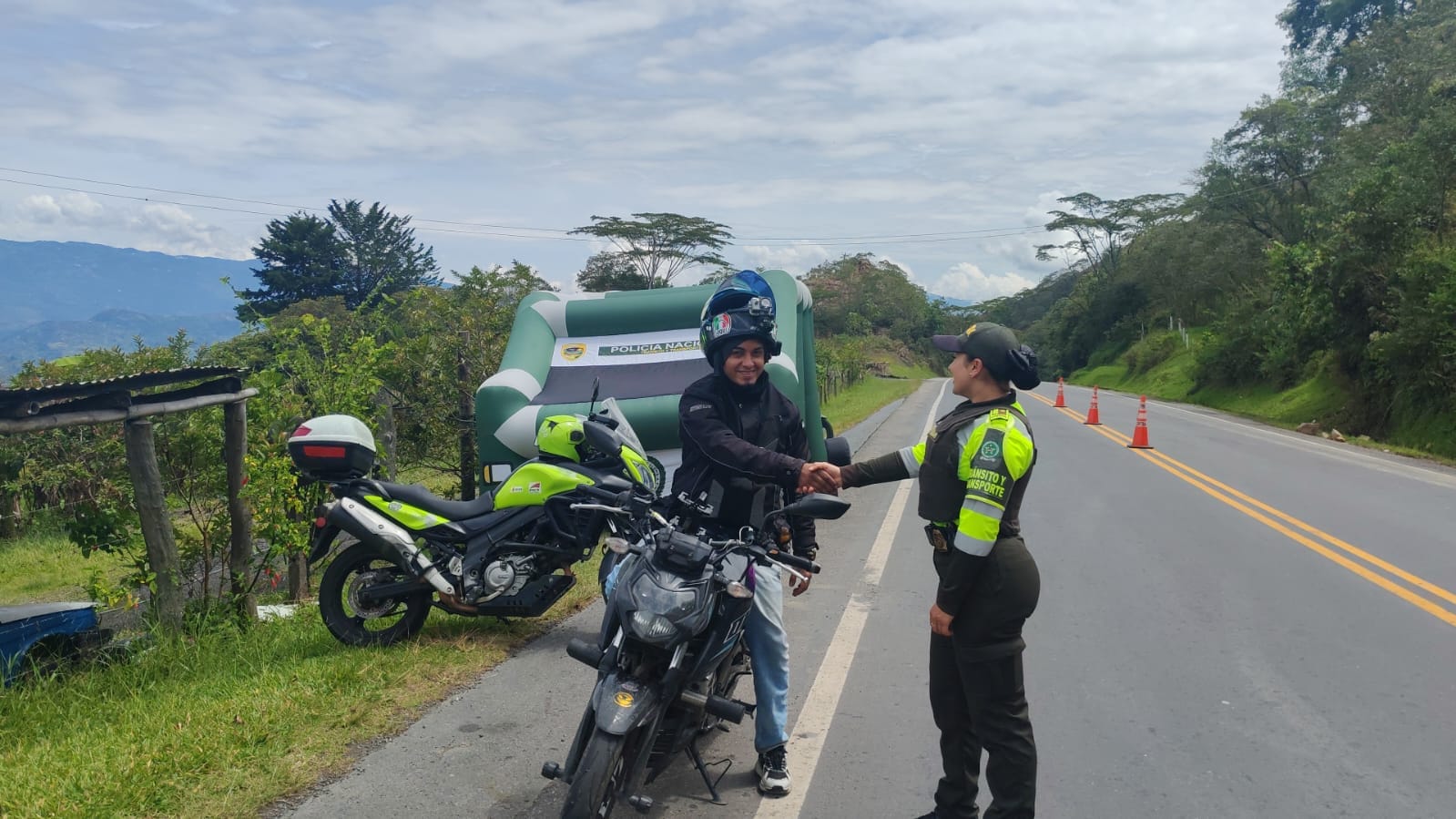Policía Nacional activa operativo para garantizar retorno seguro en vías de Santander