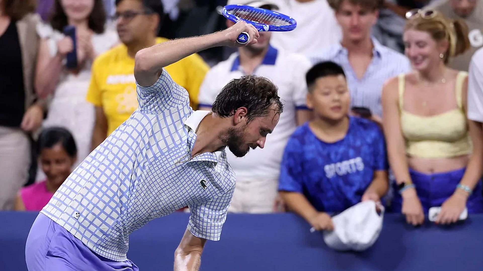 Medvedev cayó en un polémico debut marcado por una insólita irrupción y un fuerte cruce con el umpire