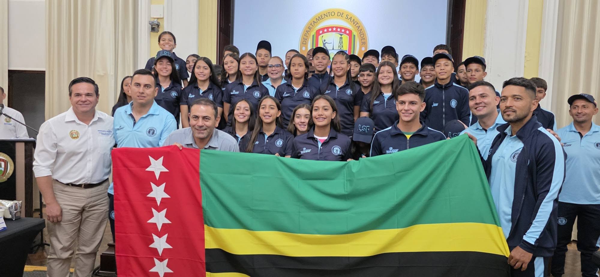 Gobernador entregó bandera de Santander a selecciones viajeras a Paraguay
