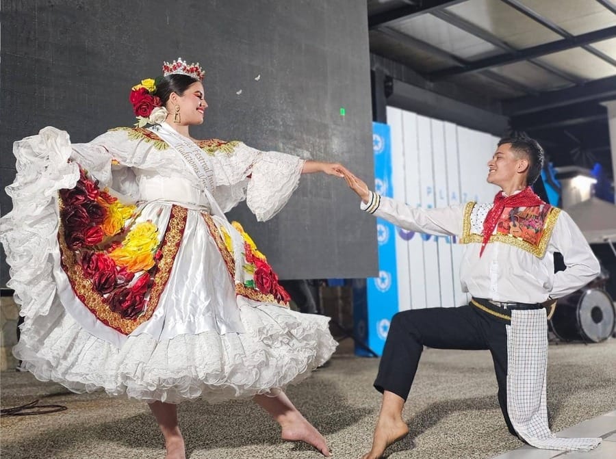 Orgullo y belleza onzagueña en el exterior