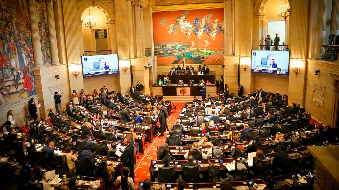 Presidente Petro descarta incremento a gasolina y cerveza: Congreso aprobó en primer debate presupuesto para 2026