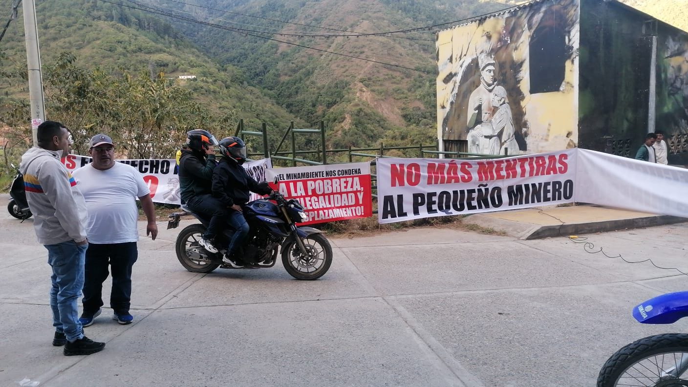 Con bloqueos viales comunidad de Soto Norte impide estudios del gobierno nacional a los suelos
