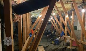 Escuchaba ruidos bajo su casa y cuando fue a ver descubre a un hombre viviendo en su sótano: cama, Xbox y hasta conexión eléctrica y ventilación tenía