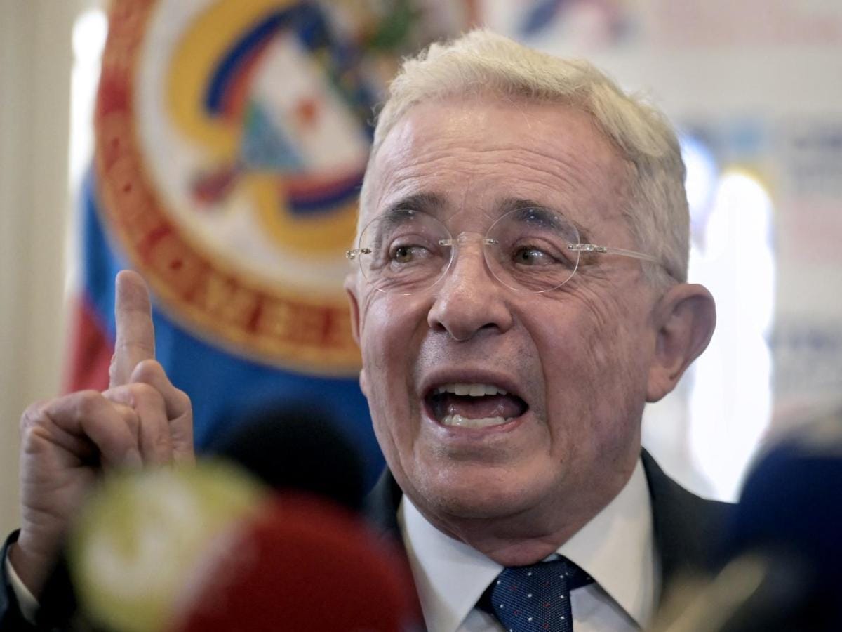 Álvaro Uribe confirma su regreso al Senado en 2026