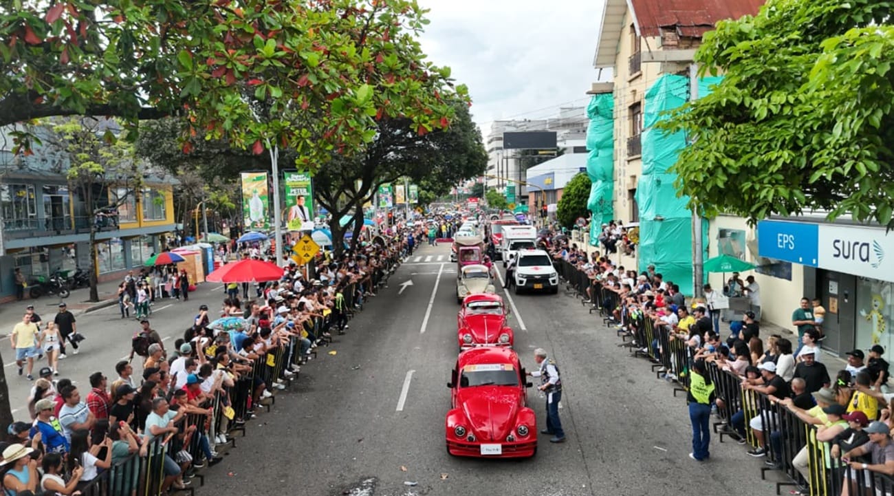 Feria Bonita de Colombia cerró sobre ruedas con los autos antiguos