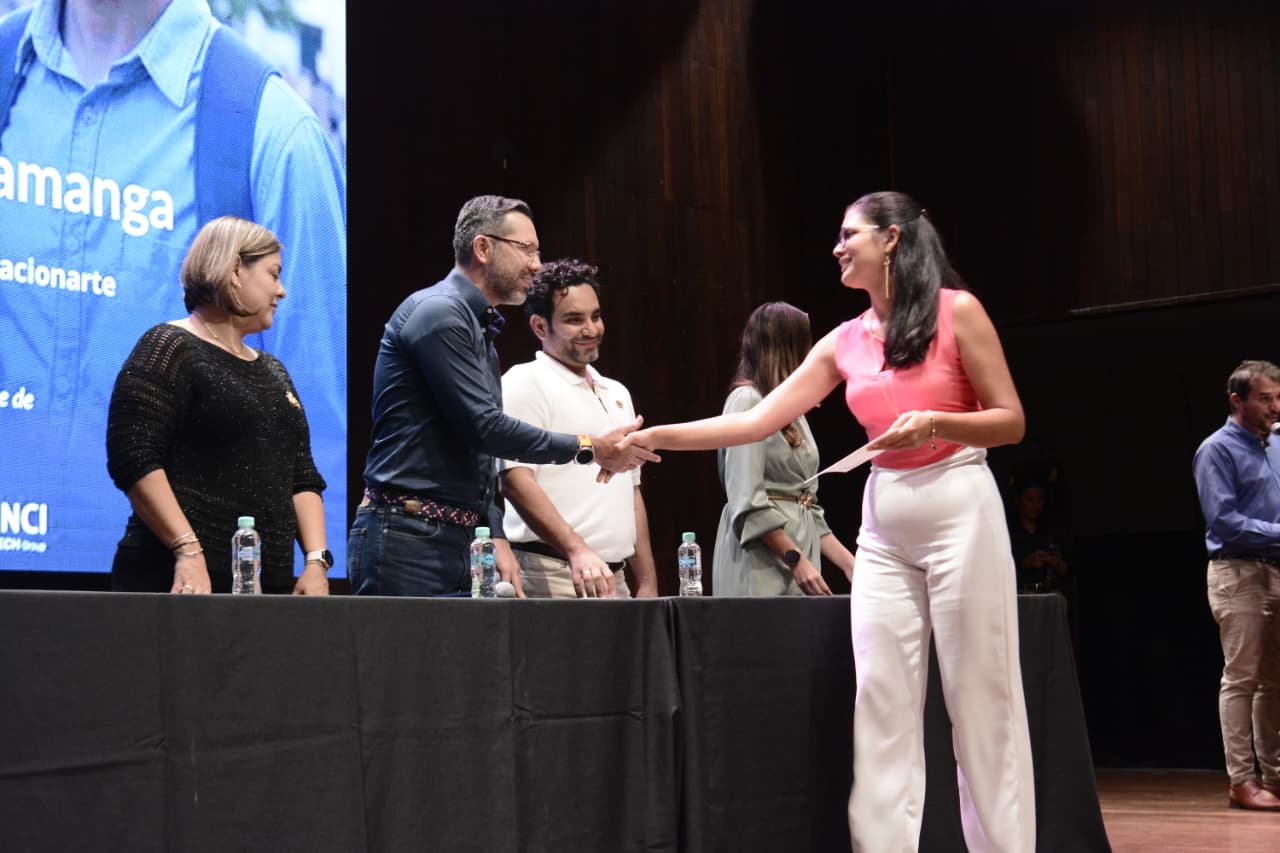 Impulso a la formación profesional con 300 becas en Bucaramanga