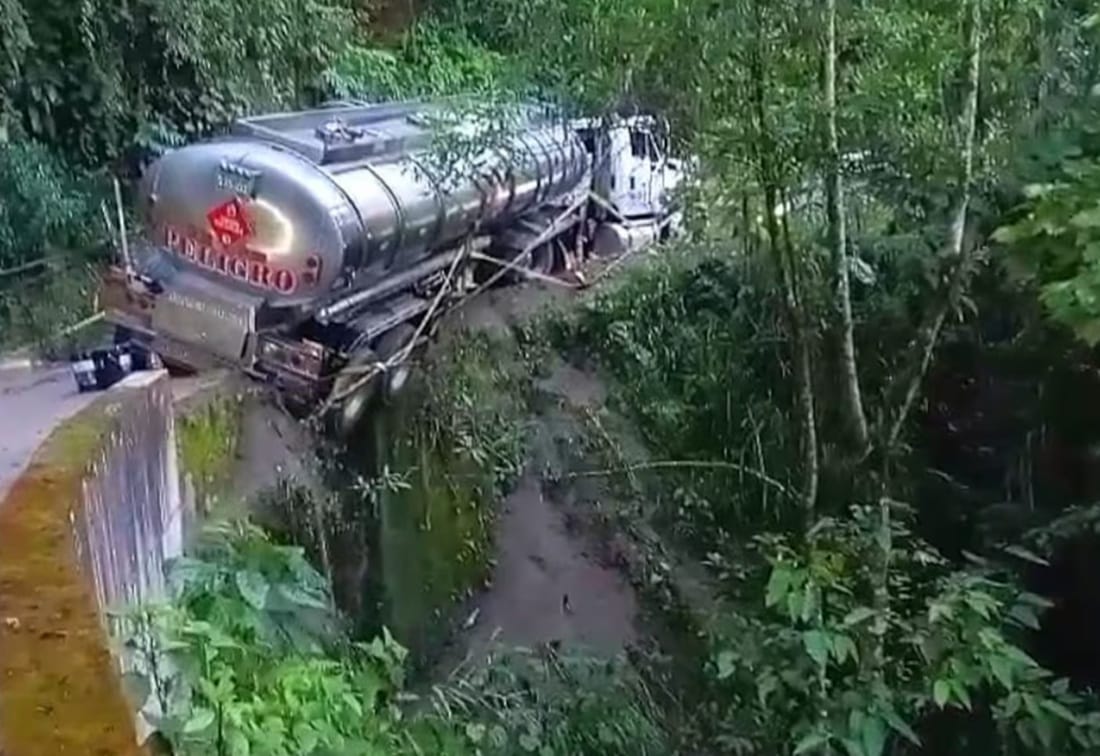 Colgado de un barranco  quedó un carro cisterna cargado con gasolina en la vía Curos - Málaga