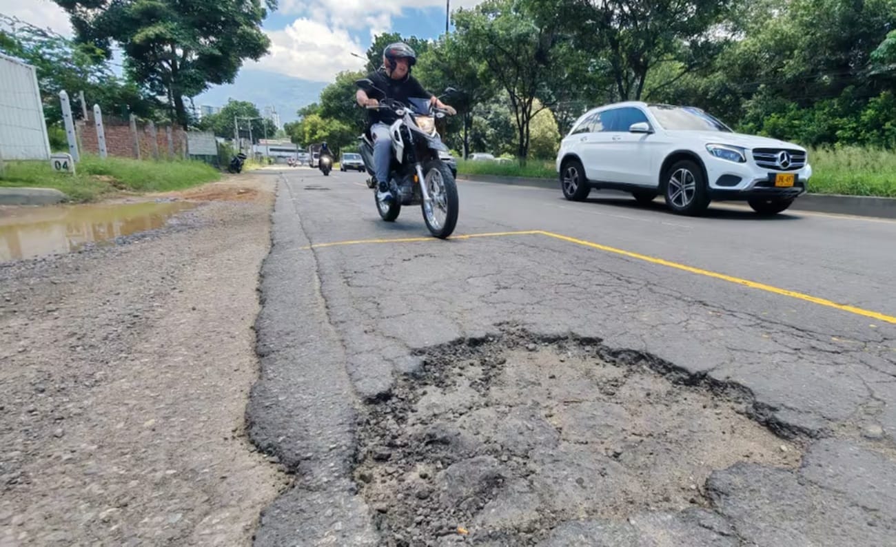 Indolencia en Girón ante proliferación de enormes huecos en el Anillo Vial