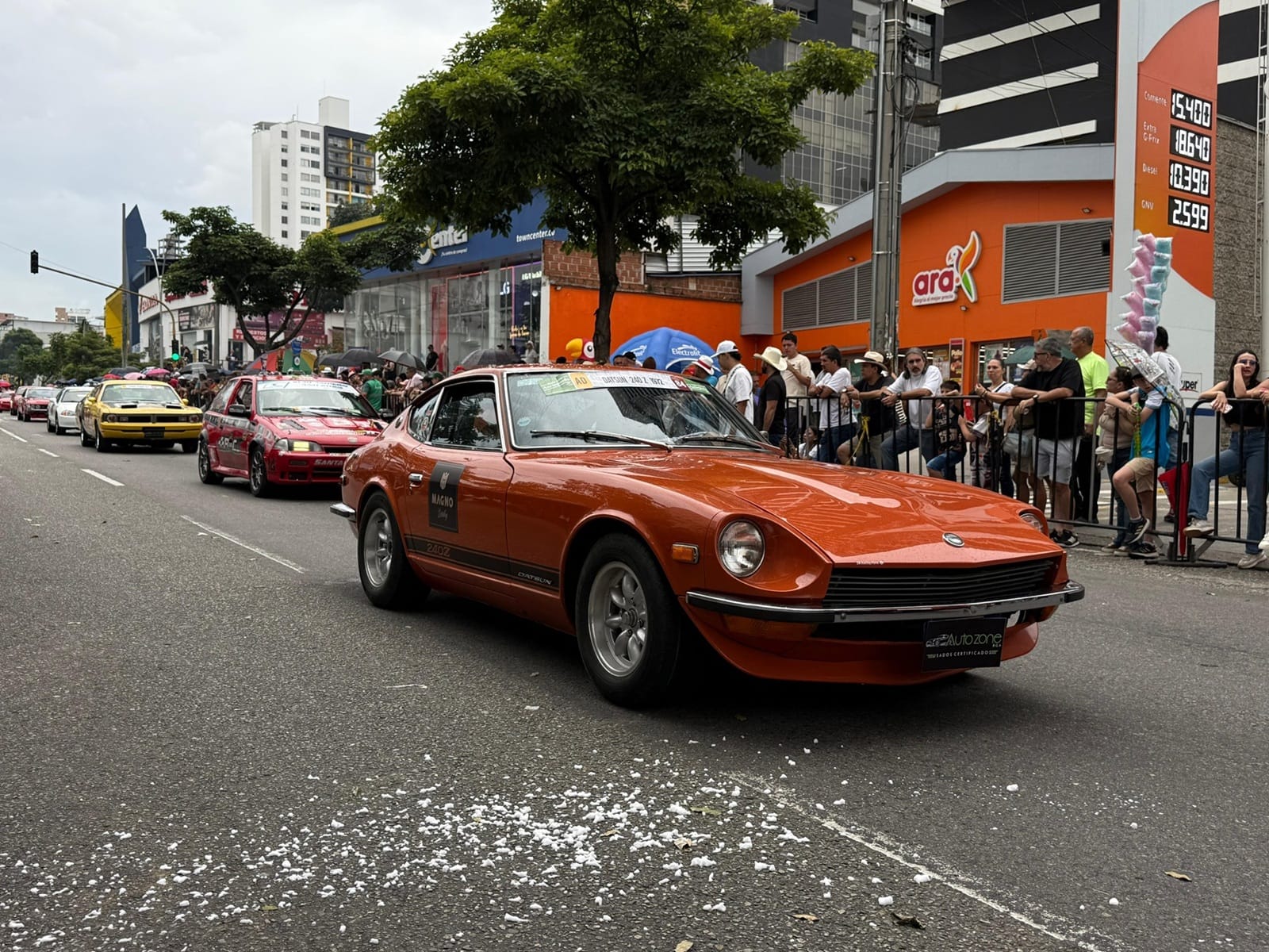Autos clásicos y antiguos se retiran de la Feria Bonita