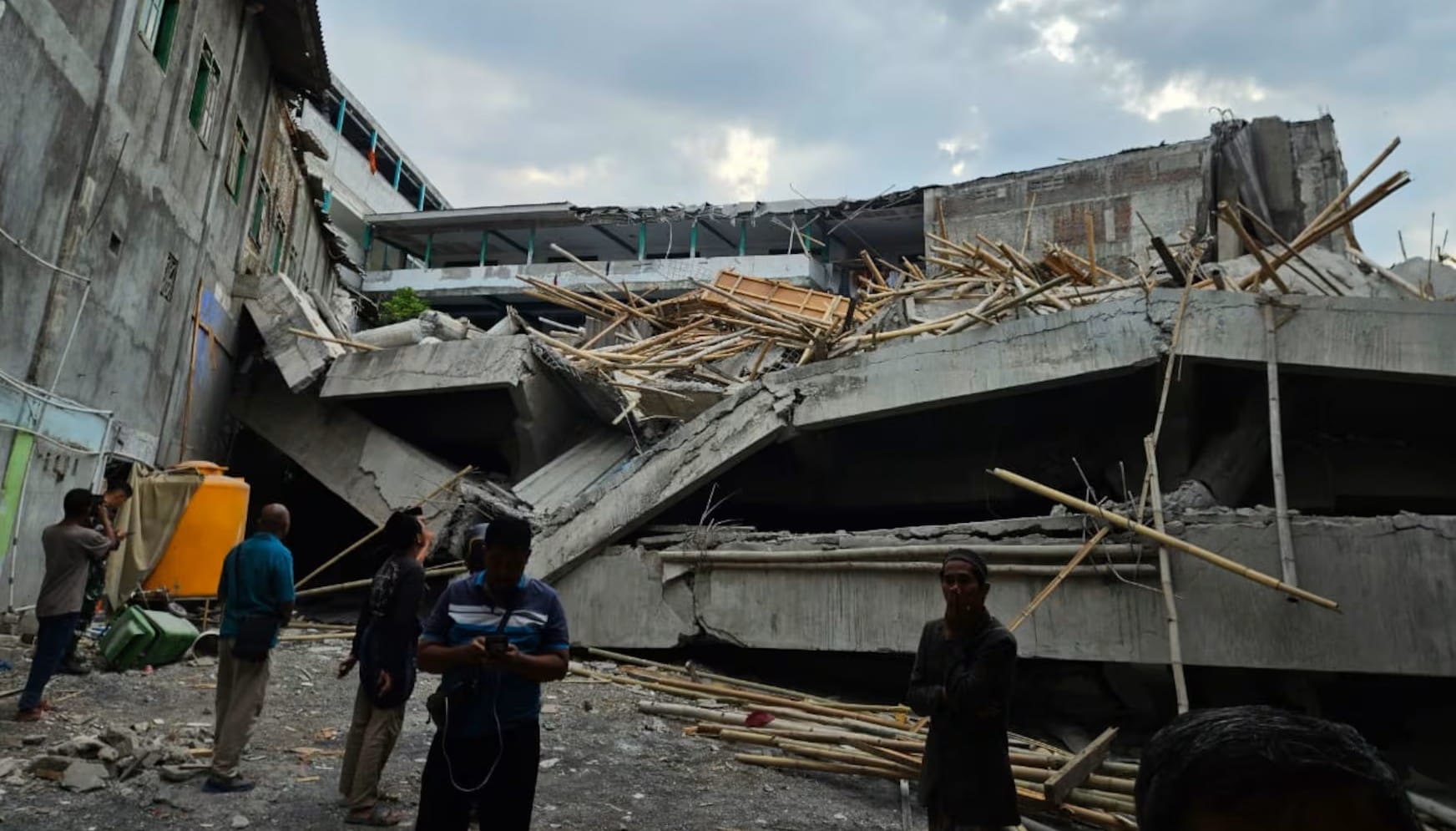 Mientras estudiantes rezaban su colegio se derrumbó