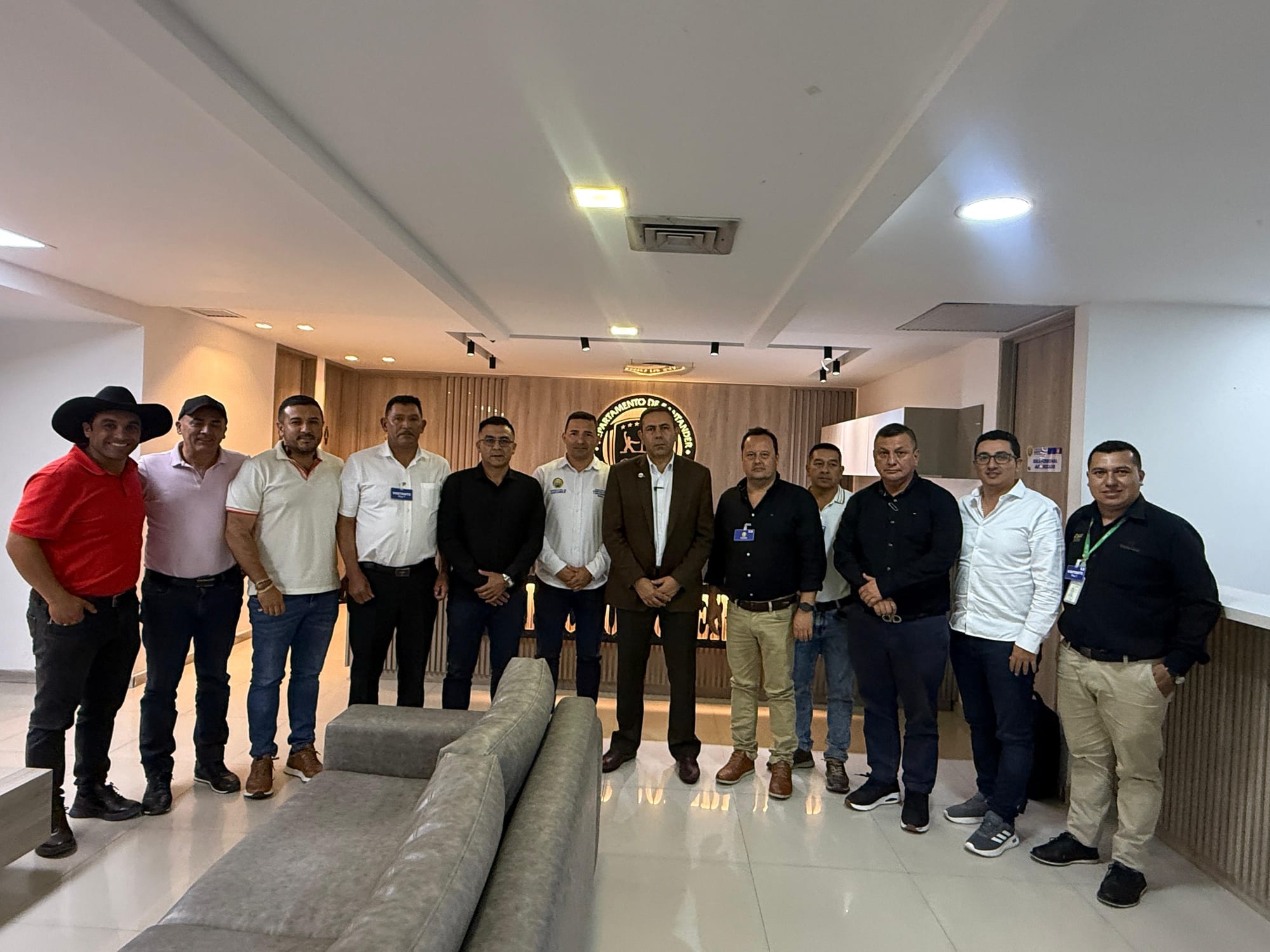 Gobernación presenta alternativas para aliviar criss de paperos en Santander