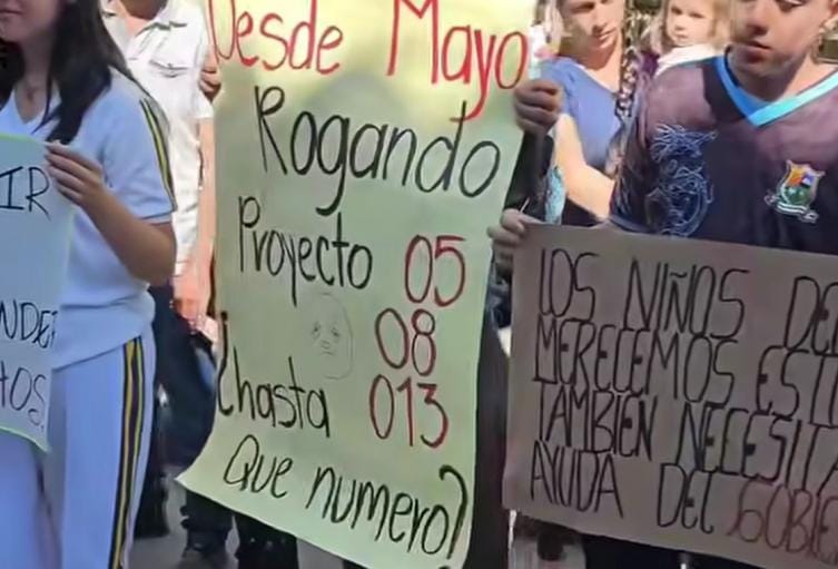 Plantón ante la Alcaldía de San Gil para exigir aprobación del proyecto de acuerdo que contempla una adición presupuestal