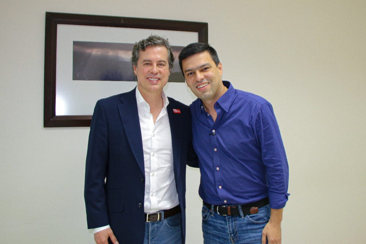 Fabián Oviedo inscribe candidatura a la Alcaldía con aval del Nuevo Liberalismo