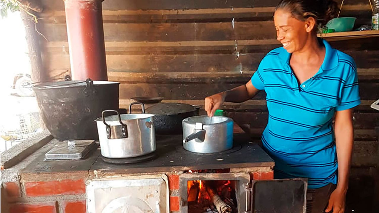 Por Barrancabermeja inicia cambio nacional de fogones de leña por estufas solares