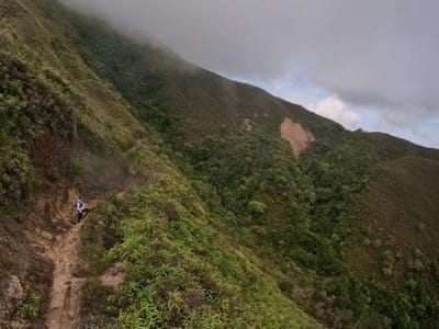 Humilde conductor de volqueta murió luego de rodar por un barranco en Santander