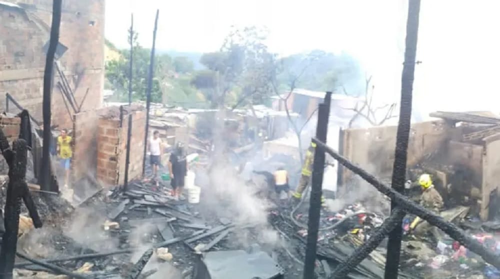 Alcaldía entregó ayudas a familias damnificadas por incendio en el barrio Zarabanda de Bucaramanga