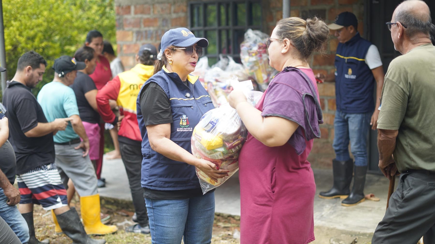 Comunidad recibe ayudas tras fuertes lluvia que causaron derrumbes en Barrancabermeja