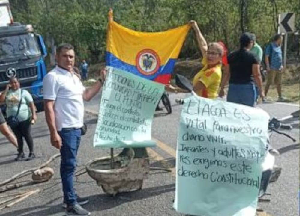 Bloqueada vía a Bucaramanga por falta de agua en Rionegro