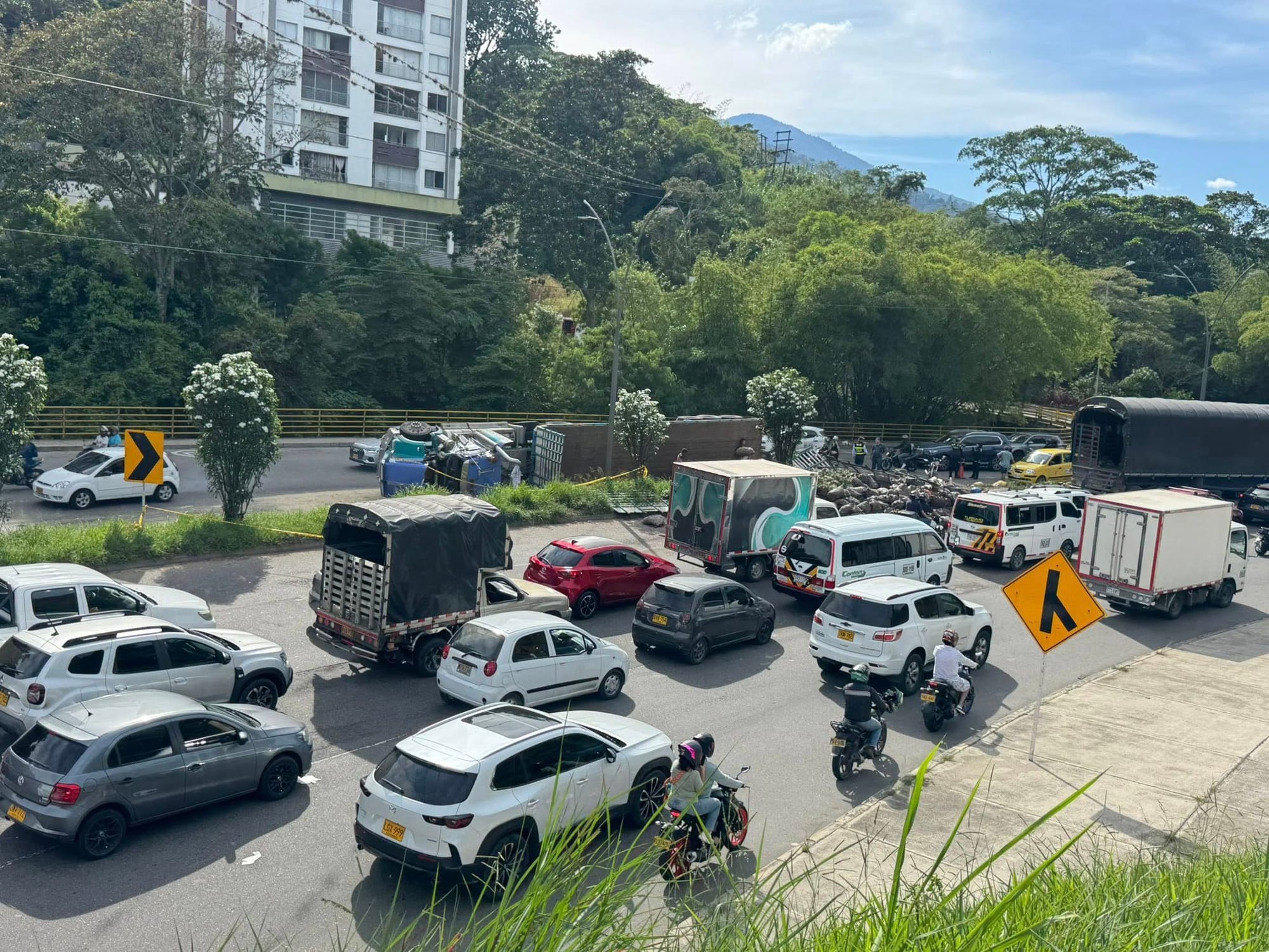 Transporte público enfrenta a motociclistas mal parqueados