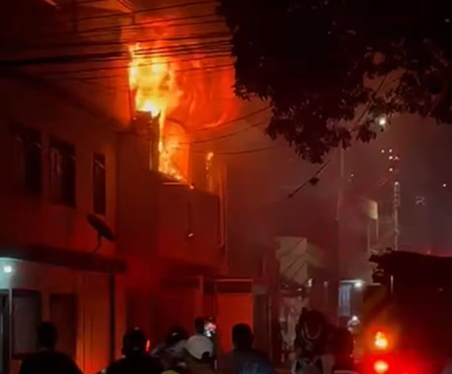 Pánico en el barrio San Miguel de Bucaramanga por incendio en fabrica de calzado