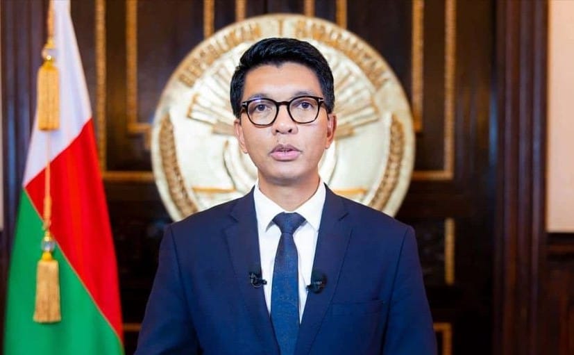 Presidente disuelve el Parlamento antes de voto de destitución